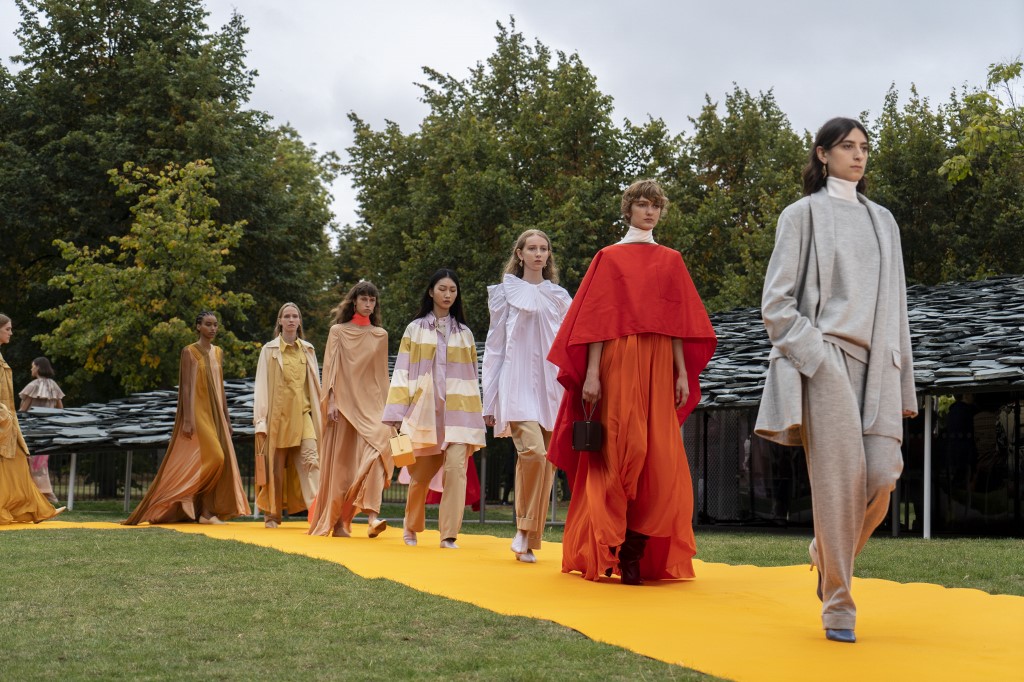 Models present creations from fashion brand Roksanda during a catwalk show for the Spring/Summer 2020 collection on the fourth day of London Fashion Week in London on September 16, 2019. Niklas HALLE'N / AFP