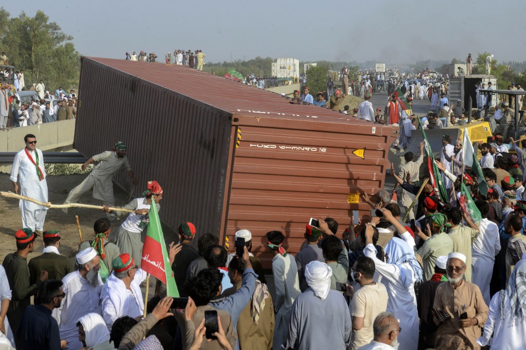 درگیری سربازان حکومتی پاکستان و حامیان عمران خان در اسلام‌آباد